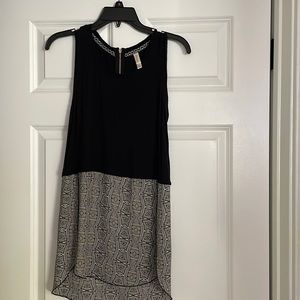 Stylish black print tank with zipper in the back